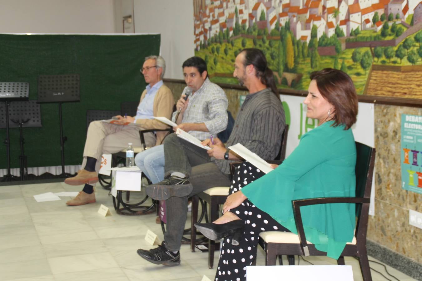 El ejercicio democrático, la exposición de proyectos y medidas para la gestión municipal, evitar la despoblación, mejorar el bienestar social de la ciudadanía, la creación de empleo y vivienda y la defensa de la libertad de expresión, centraron el debate electoral organizado por Jerez Plural y celebrado anoche en uno de los salones del Hotel 'Oasis', lleno de público. Los candidatos a la Alcaldía de Jerez de los Caballeros por: PP, Francisca Rosa Romero; Ciudadanos, Carlos Boza Antón; Unidas Podemos, Juan Carlos Santana Fernández y Vox, Manuel Sánchez De San Vicente, fueron los protagonistas de esta cita novedosa, abierta al debate público entre las distintas formaciones políticas que concurren a las elecciones municipales del próximo 26 de mayo y en la que el único partido ausente fue el PSOE, y su candidata, Virginia Borrallo Rubio.