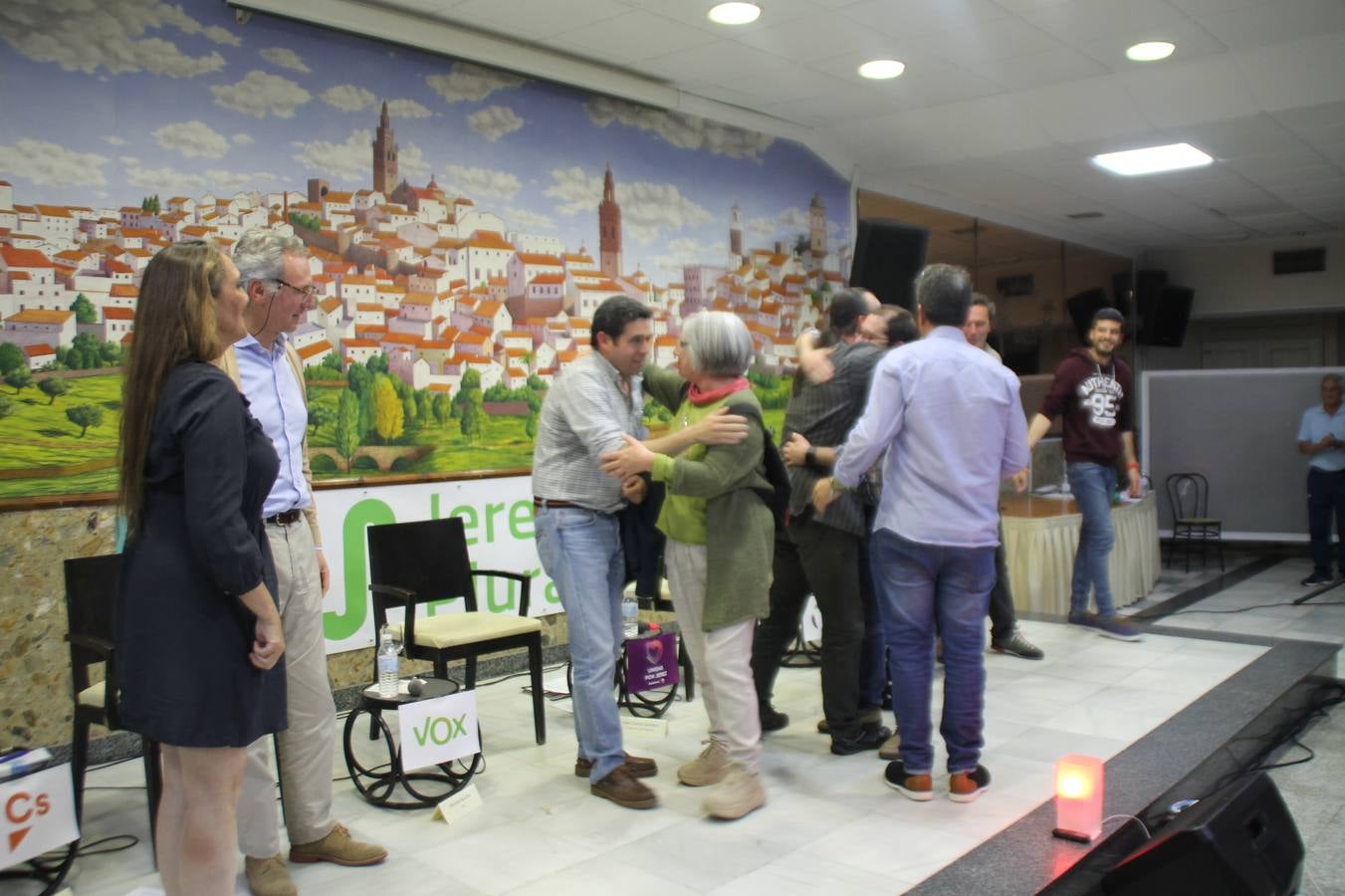 El ejercicio democrático, la exposición de proyectos y medidas para la gestión municipal, evitar la despoblación, mejorar el bienestar social de la ciudadanía, la creación de empleo y vivienda y la defensa de la libertad de expresión, centraron el debate electoral organizado por Jerez Plural y celebrado anoche en uno de los salones del Hotel 'Oasis', lleno de público. Los candidatos a la Alcaldía de Jerez de los Caballeros por: PP, Francisca Rosa Romero; Ciudadanos, Carlos Boza Antón; Unidas Podemos, Juan Carlos Santana Fernández y Vox, Manuel Sánchez De San Vicente, fueron los protagonistas de esta cita novedosa, abierta al debate público entre las distintas formaciones políticas que concurren a las elecciones municipales del próximo 26 de mayo y en la que el único partido ausente fue el PSOE, y su candidata, Virginia Borrallo Rubio.