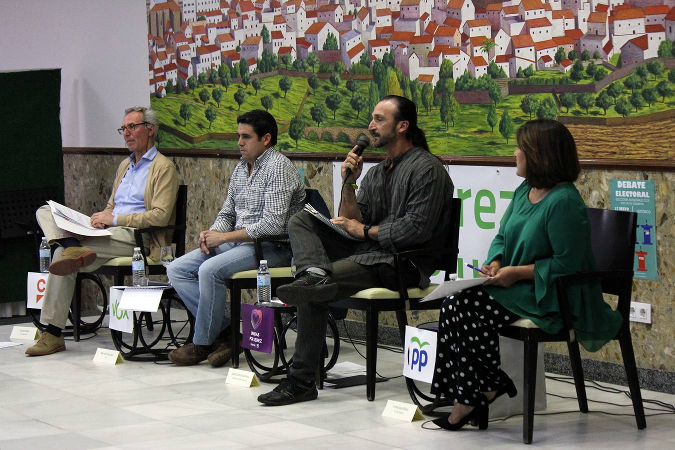 El ejercicio democrático, la exposición de proyectos y medidas para la gestión municipal, evitar la despoblación, mejorar el bienestar social de la ciudadanía, la creación de empleo y vivienda y la defensa de la libertad de expresión, centraron el debate electoral organizado por Jerez Plural y celebrado anoche en uno de los salones del Hotel 'Oasis', lleno de público. Los candidatos a la Alcaldía de Jerez de los Caballeros por: PP, Francisca Rosa Romero; Ciudadanos, Carlos Boza Antón; Unidas Podemos, Juan Carlos Santana Fernández y Vox, Manuel Sánchez De San Vicente, fueron los protagonistas de esta cita novedosa, abierta al debate público entre las distintas formaciones políticas que concurren a las elecciones municipales del próximo 26 de mayo y en la que el único partido ausente fue el PSOE, y su candidata, Virginia Borrallo Rubio.