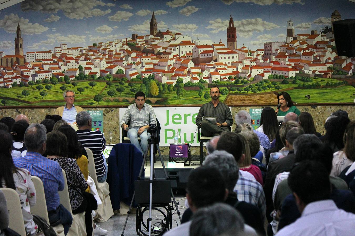 El ejercicio democrático, la exposición de proyectos y medidas para la gestión municipal, evitar la despoblación, mejorar el bienestar social de la ciudadanía, la creación de empleo y vivienda y la defensa de la libertad de expresión, centraron el debate electoral organizado por Jerez Plural y celebrado anoche en uno de los salones del Hotel 'Oasis', lleno de público. Los candidatos a la Alcaldía de Jerez de los Caballeros por: PP, Francisca Rosa Romero; Ciudadanos, Carlos Boza Antón; Unidas Podemos, Juan Carlos Santana Fernández y Vox, Manuel Sánchez De San Vicente, fueron los protagonistas de esta cita novedosa, abierta al debate público entre las distintas formaciones políticas que concurren a las elecciones municipales del próximo 26 de mayo y en la que el único partido ausente fue el PSOE, y su candidata, Virginia Borrallo Rubio.