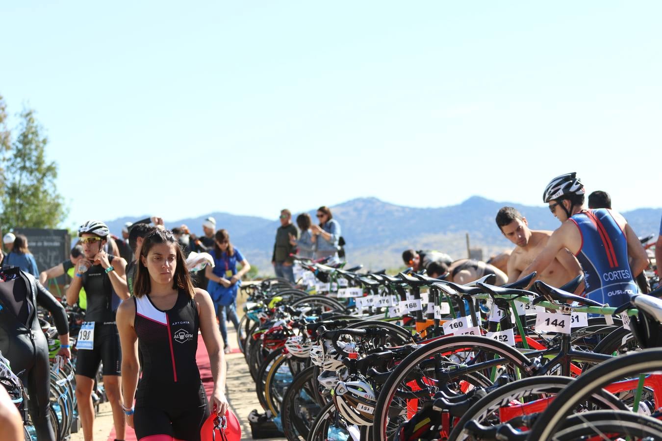 Jerez de los Caballeros ha celebrado, esta mañana, una nueva edición del Triatlón 'Ciudad del Temple'. Una prueba deportiva que, año tras año, se consolida como una de las principales del municipio y que ha reunido a 110 participantes. David Puertas Tenorio y María Remedios Mendoza Bravo han sido los vencedores de la clasificación general.