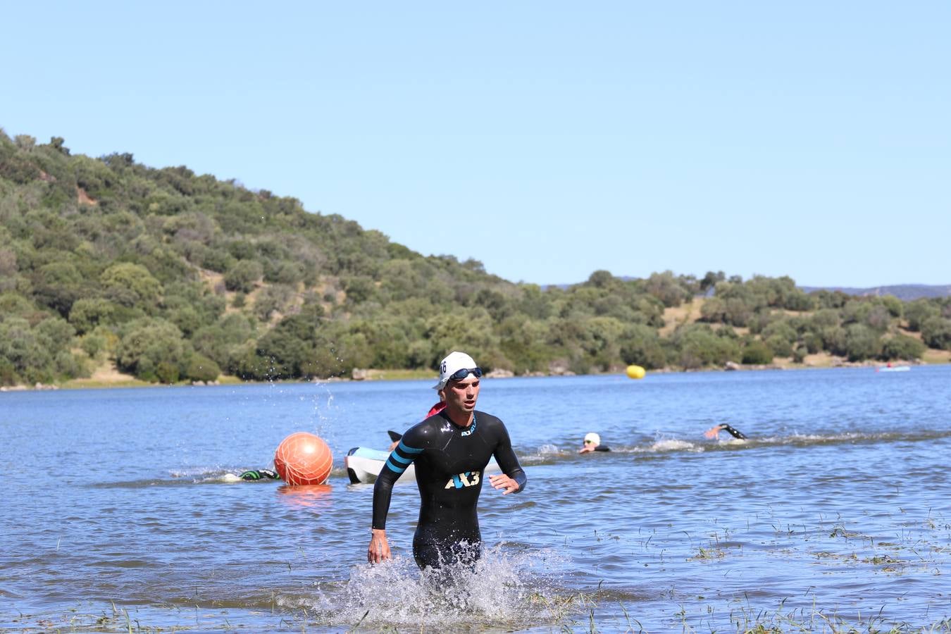 Jerez de los Caballeros ha celebrado, esta mañana, una nueva edición del Triatlón 'Ciudad del Temple'. Una prueba deportiva que, año tras año, se consolida como una de las principales del municipio y que ha reunido a 110 participantes. David Puertas Tenorio y María Remedios Mendoza Bravo han sido los vencedores de la clasificación general.