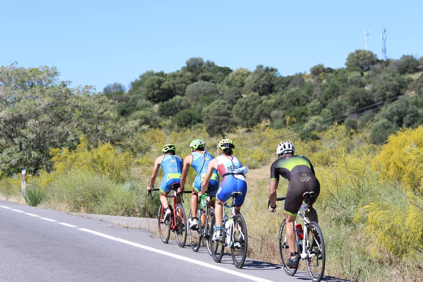 Jerez de los Caballeros ha celebrado, esta mañana, una nueva edición del Triatlón 'Ciudad del Temple'. Una prueba deportiva que, año tras año, se consolida como una de las principales del municipio y que ha reunido a 110 participantes. David Puertas Tenorio y María Remedios Mendoza Bravo han sido los vencedores de la clasificación general.