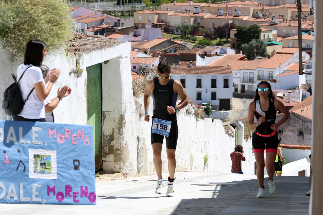 Jerez de los Caballeros ha celebrado, esta mañana, una nueva edición del Triatlón 'Ciudad del Temple'. Una prueba deportiva que, año tras año, se consolida como una de las principales del municipio y que ha reunido a 110 participantes. David Puertas Tenorio y María Remedios Mendoza Bravo han sido los vencedores de la clasificación general.