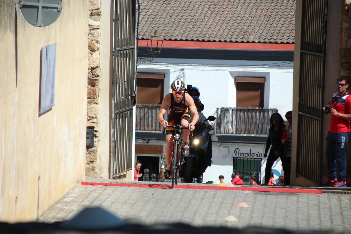 Jerez de los Caballeros ha celebrado, esta mañana, una nueva edición del Triatlón 'Ciudad del Temple'. Una prueba deportiva que, año tras año, se consolida como una de las principales del municipio y que ha reunido a 110 participantes. David Puertas Tenorio y María Remedios Mendoza Bravo han sido los vencedores de la clasificación general.