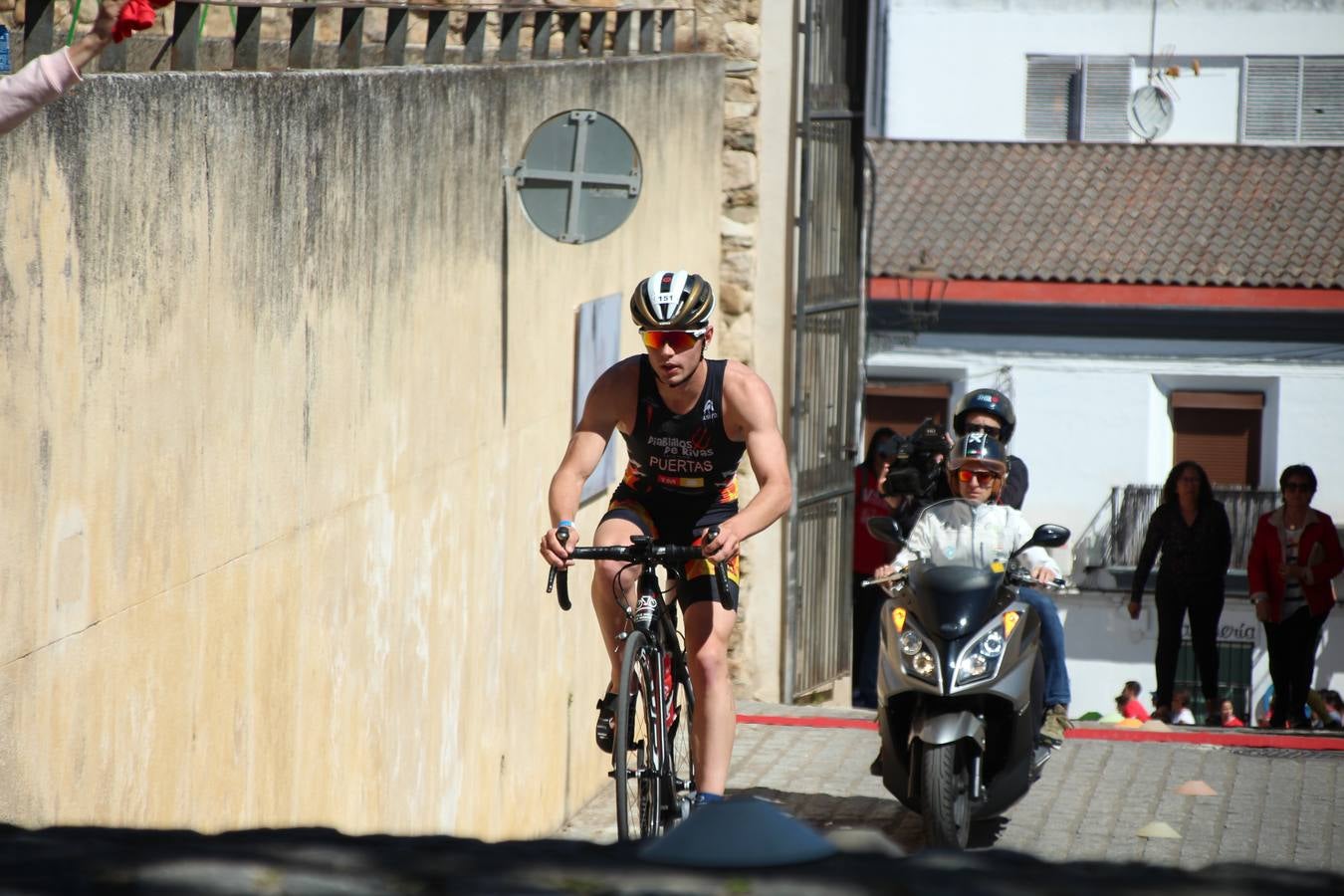 Jerez de los Caballeros ha celebrado, esta mañana, una nueva edición del Triatlón 'Ciudad del Temple'. Una prueba deportiva que, año tras año, se consolida como una de las principales del municipio y que ha reunido a 110 participantes. David Puertas Tenorio y María Remedios Mendoza Bravo han sido los vencedores de la clasificación general.