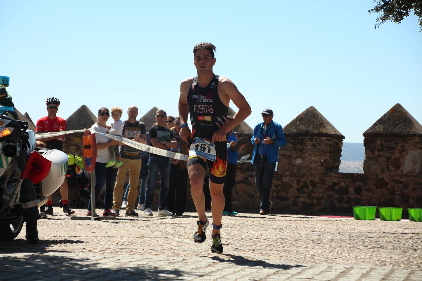 Jerez de los Caballeros ha celebrado, esta mañana, una nueva edición del Triatlón 'Ciudad del Temple'. Una prueba deportiva que, año tras año, se consolida como una de las principales del municipio y que ha reunido a 110 participantes. David Puertas Tenorio y María Remedios Mendoza Bravo han sido los vencedores de la clasificación general.