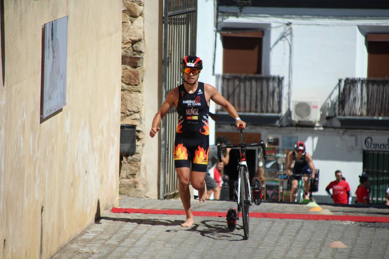 Jerez de los Caballeros ha celebrado, esta mañana, una nueva edición del Triatlón 'Ciudad del Temple'. Una prueba deportiva que, año tras año, se consolida como una de las principales del municipio y que ha reunido a 110 participantes. David Puertas Tenorio y María Remedios Mendoza Bravo han sido los vencedores de la clasificación general.