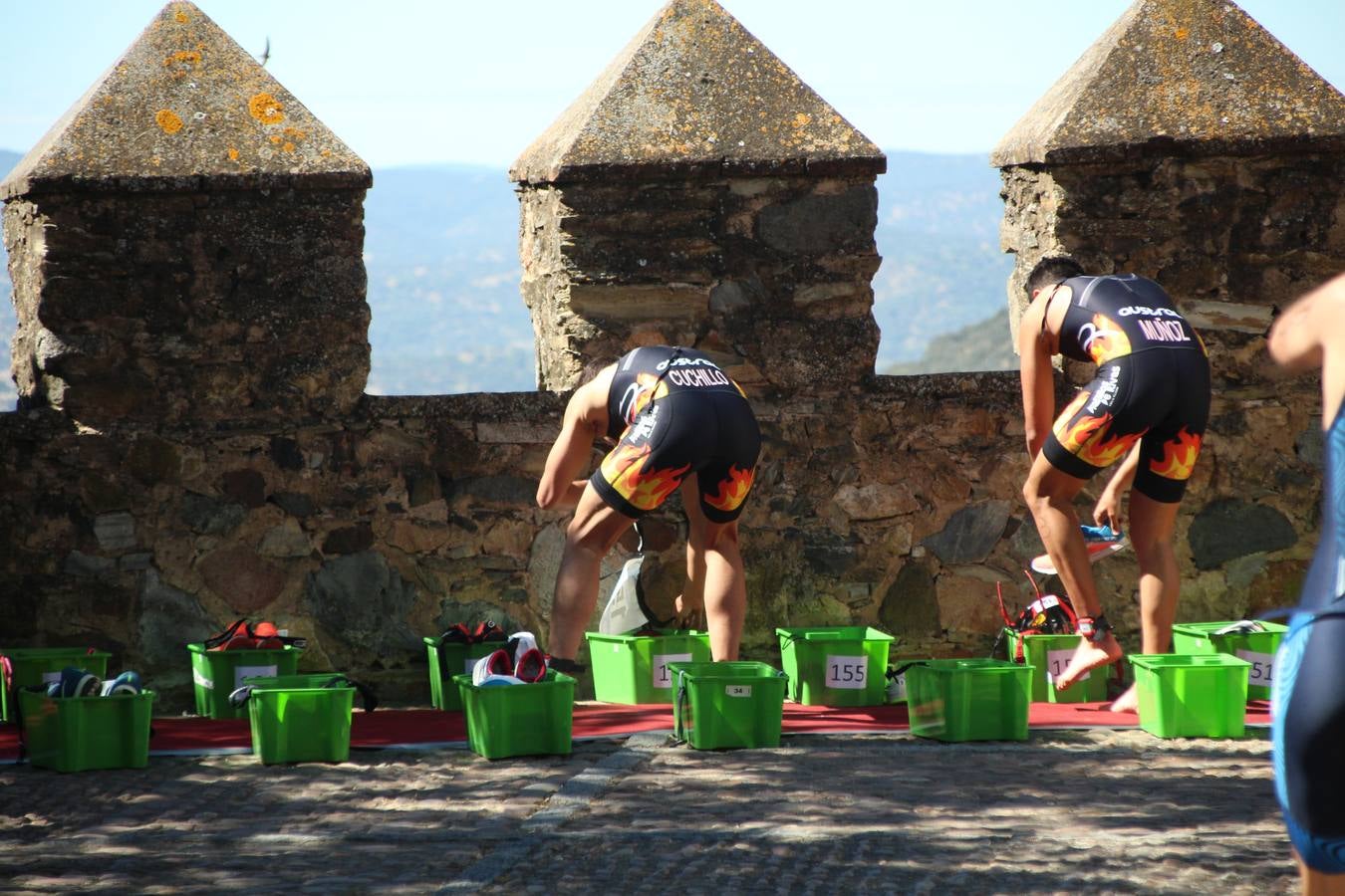 Jerez de los Caballeros ha celebrado, esta mañana, una nueva edición del Triatlón 'Ciudad del Temple'. Una prueba deportiva que, año tras año, se consolida como una de las principales del municipio y que ha reunido a 110 participantes. David Puertas Tenorio y María Remedios Mendoza Bravo han sido los vencedores de la clasificación general.
