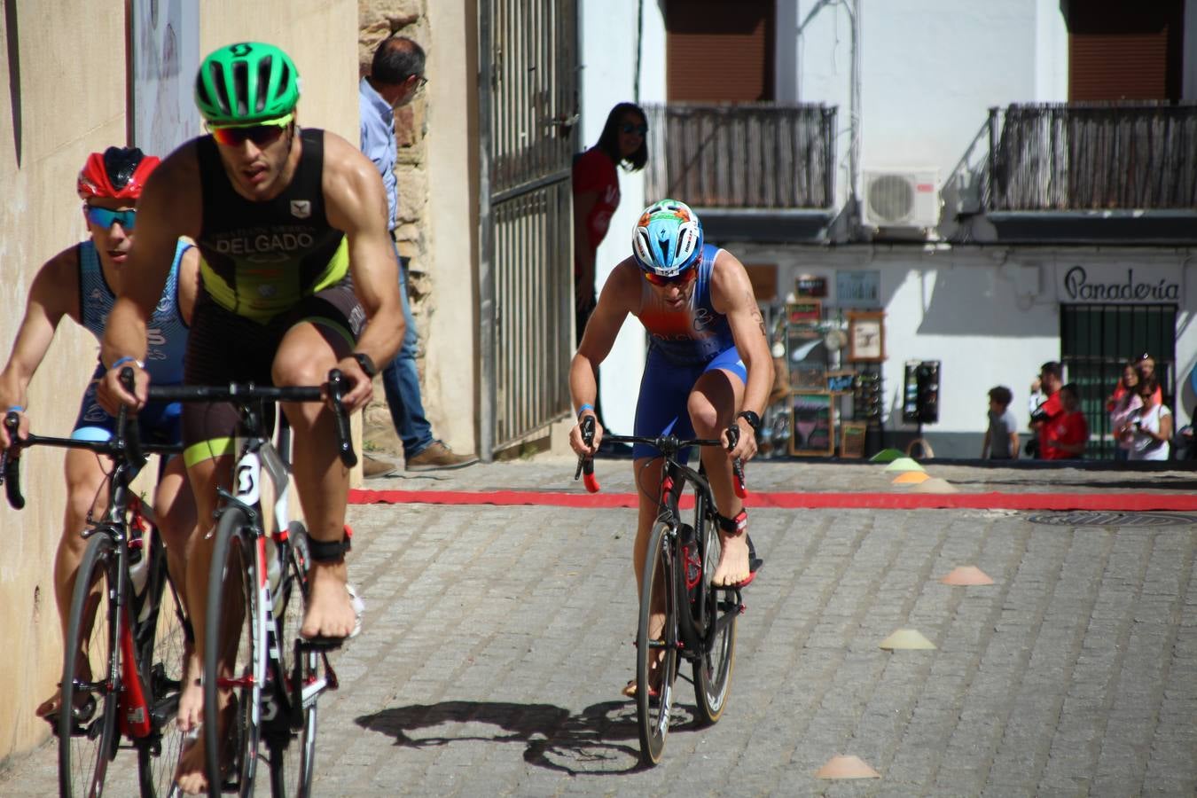 Jerez de los Caballeros ha celebrado, esta mañana, una nueva edición del Triatlón 'Ciudad del Temple'. Una prueba deportiva que, año tras año, se consolida como una de las principales del municipio y que ha reunido a 110 participantes. David Puertas Tenorio y María Remedios Mendoza Bravo han sido los vencedores de la clasificación general.