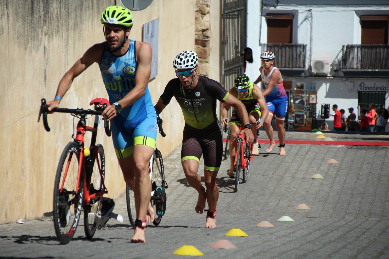 Jerez de los Caballeros ha celebrado, esta mañana, una nueva edición del Triatlón 'Ciudad del Temple'. Una prueba deportiva que, año tras año, se consolida como una de las principales del municipio y que ha reunido a 110 participantes. David Puertas Tenorio y María Remedios Mendoza Bravo han sido los vencedores de la clasificación general.