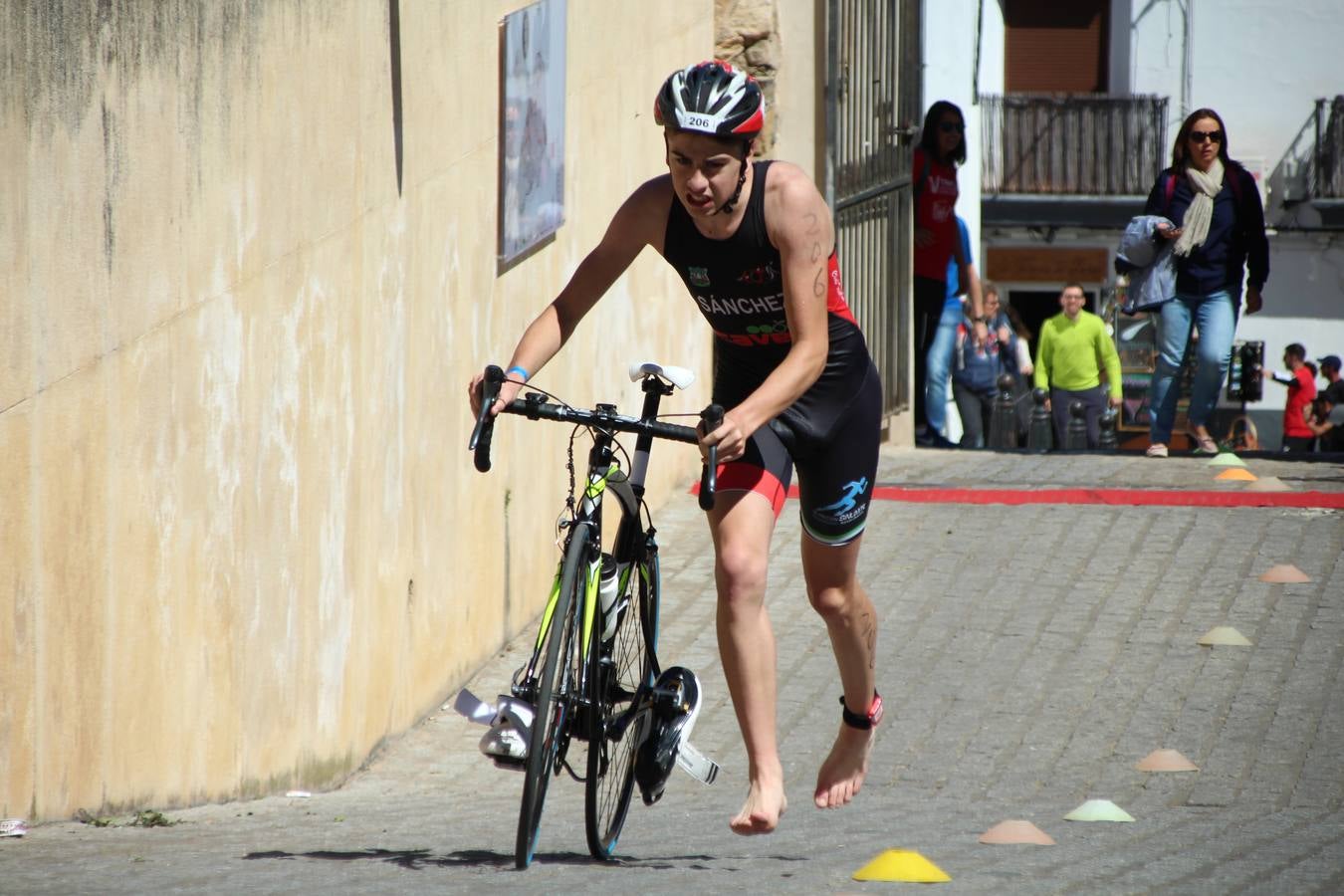 Jerez de los Caballeros ha celebrado, esta mañana, una nueva edición del Triatlón 'Ciudad del Temple'. Una prueba deportiva que, año tras año, se consolida como una de las principales del municipio y que ha reunido a 110 participantes. David Puertas Tenorio y María Remedios Mendoza Bravo han sido los vencedores de la clasificación general.