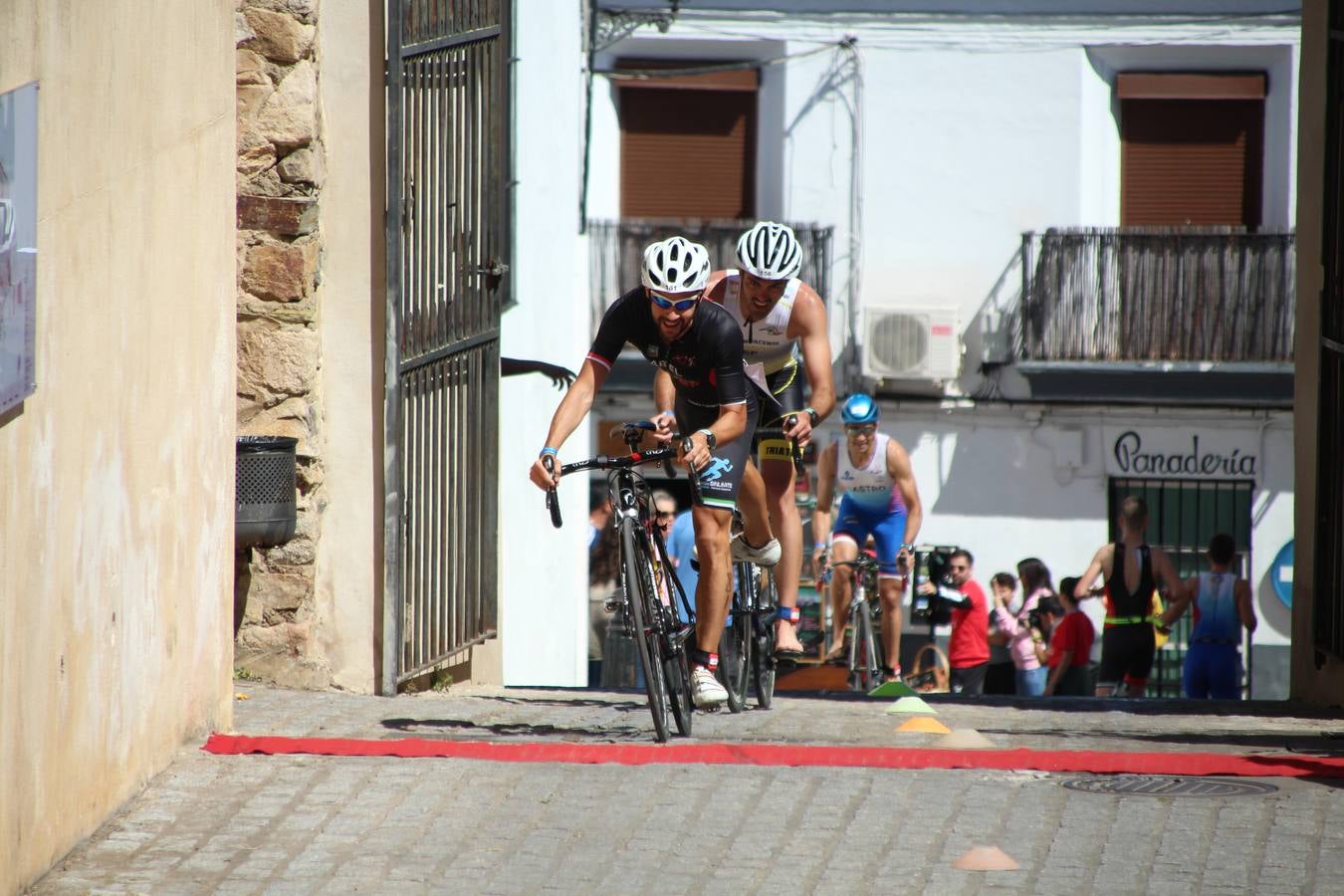 Jerez de los Caballeros ha celebrado, esta mañana, una nueva edición del Triatlón 'Ciudad del Temple'. Una prueba deportiva que, año tras año, se consolida como una de las principales del municipio y que ha reunido a 110 participantes. David Puertas Tenorio y María Remedios Mendoza Bravo han sido los vencedores de la clasificación general.