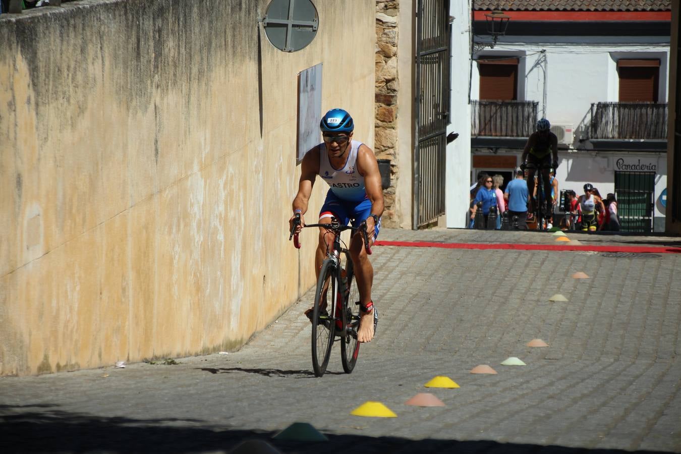 Jerez de los Caballeros ha celebrado, esta mañana, una nueva edición del Triatlón 'Ciudad del Temple'. Una prueba deportiva que, año tras año, se consolida como una de las principales del municipio y que ha reunido a 110 participantes. David Puertas Tenorio y María Remedios Mendoza Bravo han sido los vencedores de la clasificación general.
