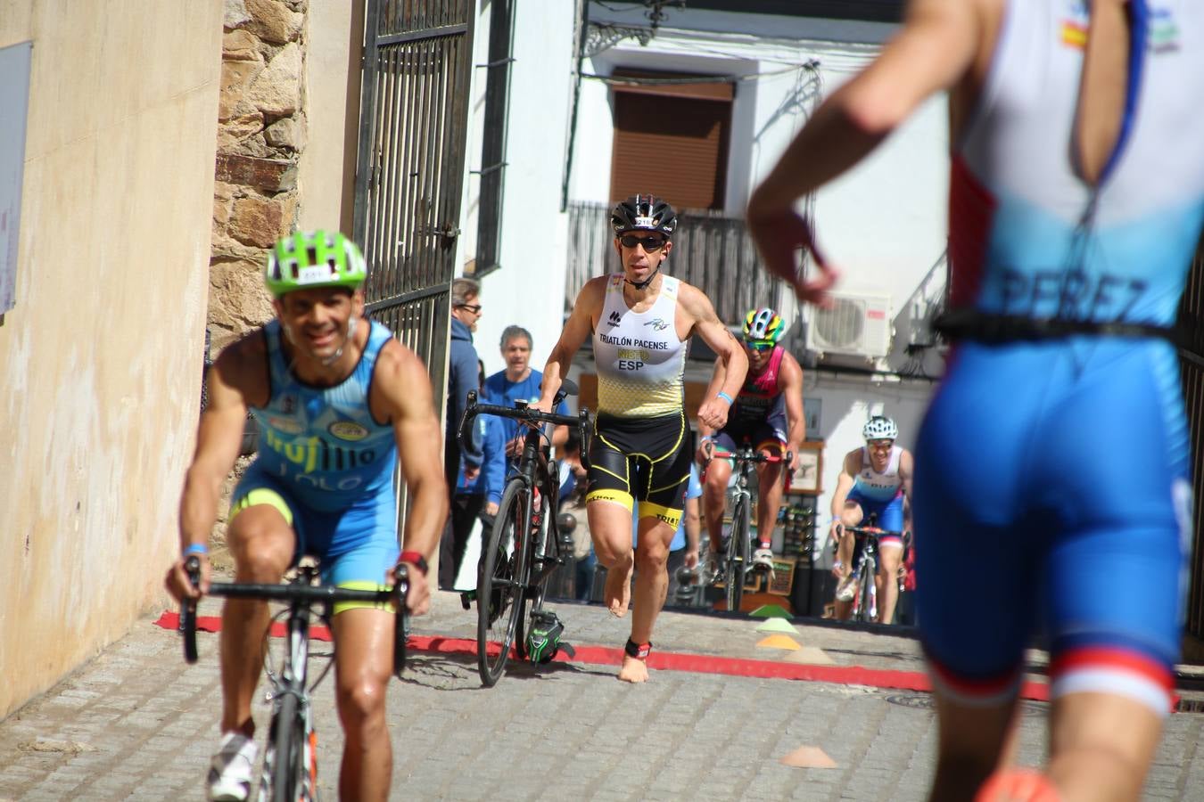 Jerez de los Caballeros ha celebrado, esta mañana, una nueva edición del Triatlón 'Ciudad del Temple'. Una prueba deportiva que, año tras año, se consolida como una de las principales del municipio y que ha reunido a 110 participantes. David Puertas Tenorio y María Remedios Mendoza Bravo han sido los vencedores de la clasificación general.
