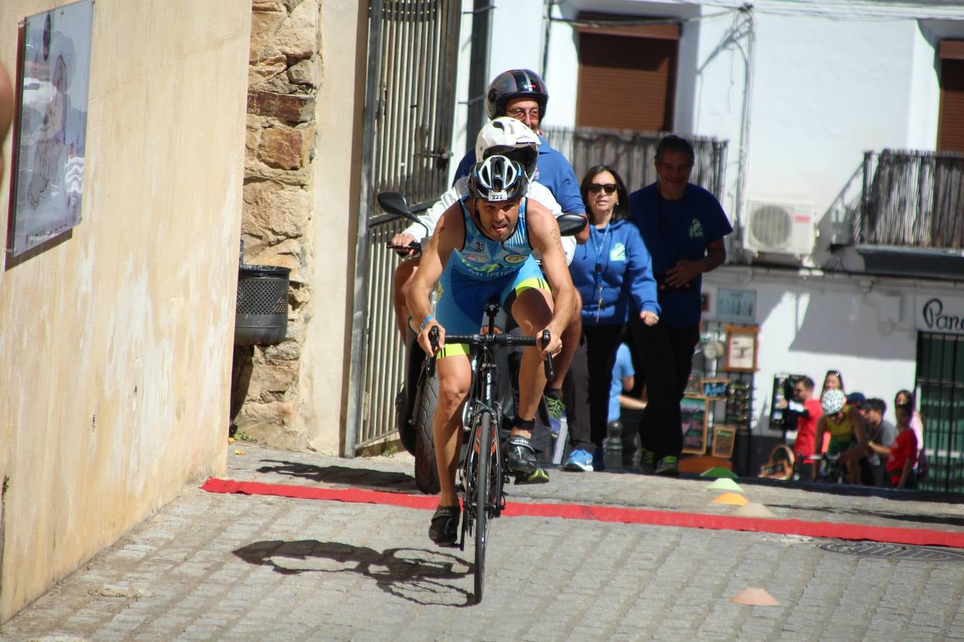 Jerez de los Caballeros ha celebrado, esta mañana, una nueva edición del Triatlón 'Ciudad del Temple'. Una prueba deportiva que, año tras año, se consolida como una de las principales del municipio y que ha reunido a 110 participantes. David Puertas Tenorio y María Remedios Mendoza Bravo han sido los vencedores de la clasificación general.