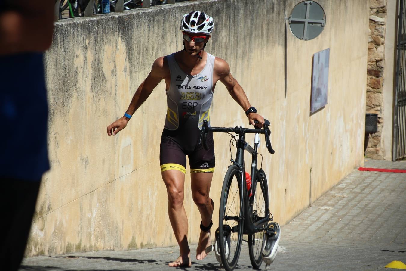 Jerez de los Caballeros ha celebrado, esta mañana, una nueva edición del Triatlón 'Ciudad del Temple'. Una prueba deportiva que, año tras año, se consolida como una de las principales del municipio y que ha reunido a 110 participantes. David Puertas Tenorio y María Remedios Mendoza Bravo han sido los vencedores de la clasificación general.