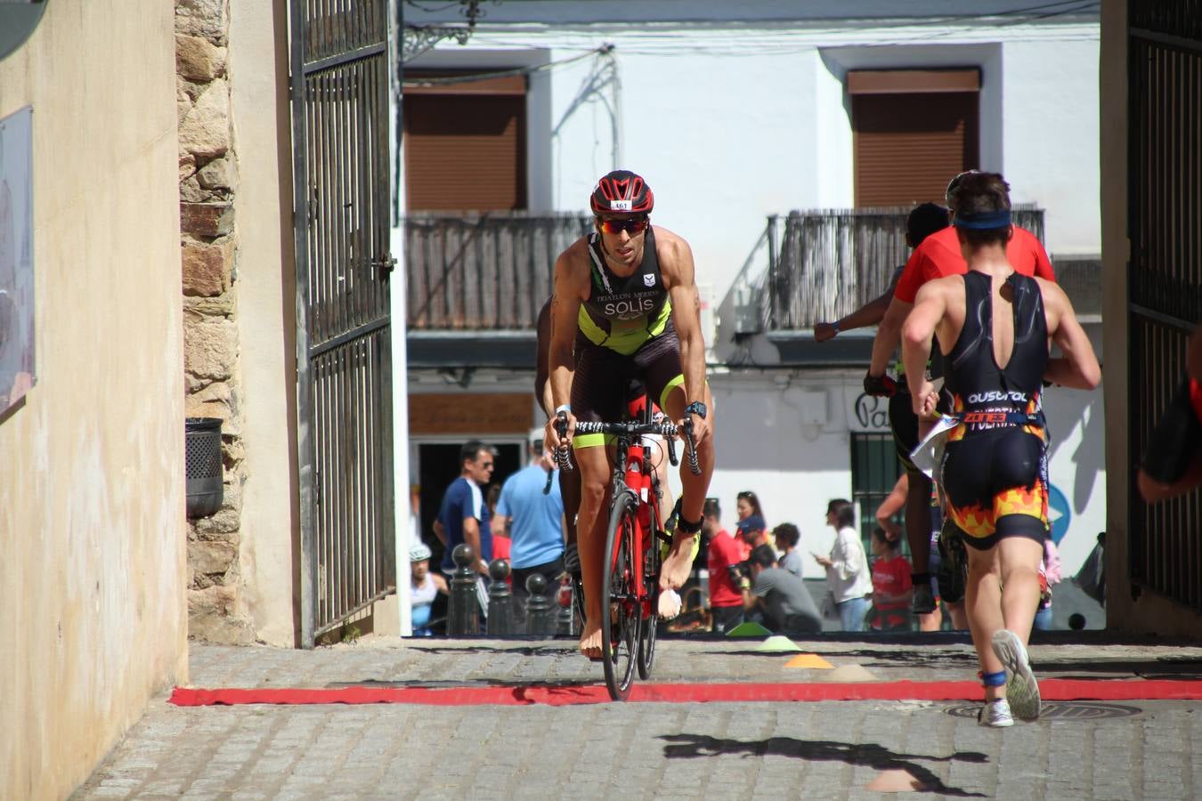 Jerez de los Caballeros ha celebrado, esta mañana, una nueva edición del Triatlón 'Ciudad del Temple'. Una prueba deportiva que, año tras año, se consolida como una de las principales del municipio y que ha reunido a 110 participantes. David Puertas Tenorio y María Remedios Mendoza Bravo han sido los vencedores de la clasificación general.