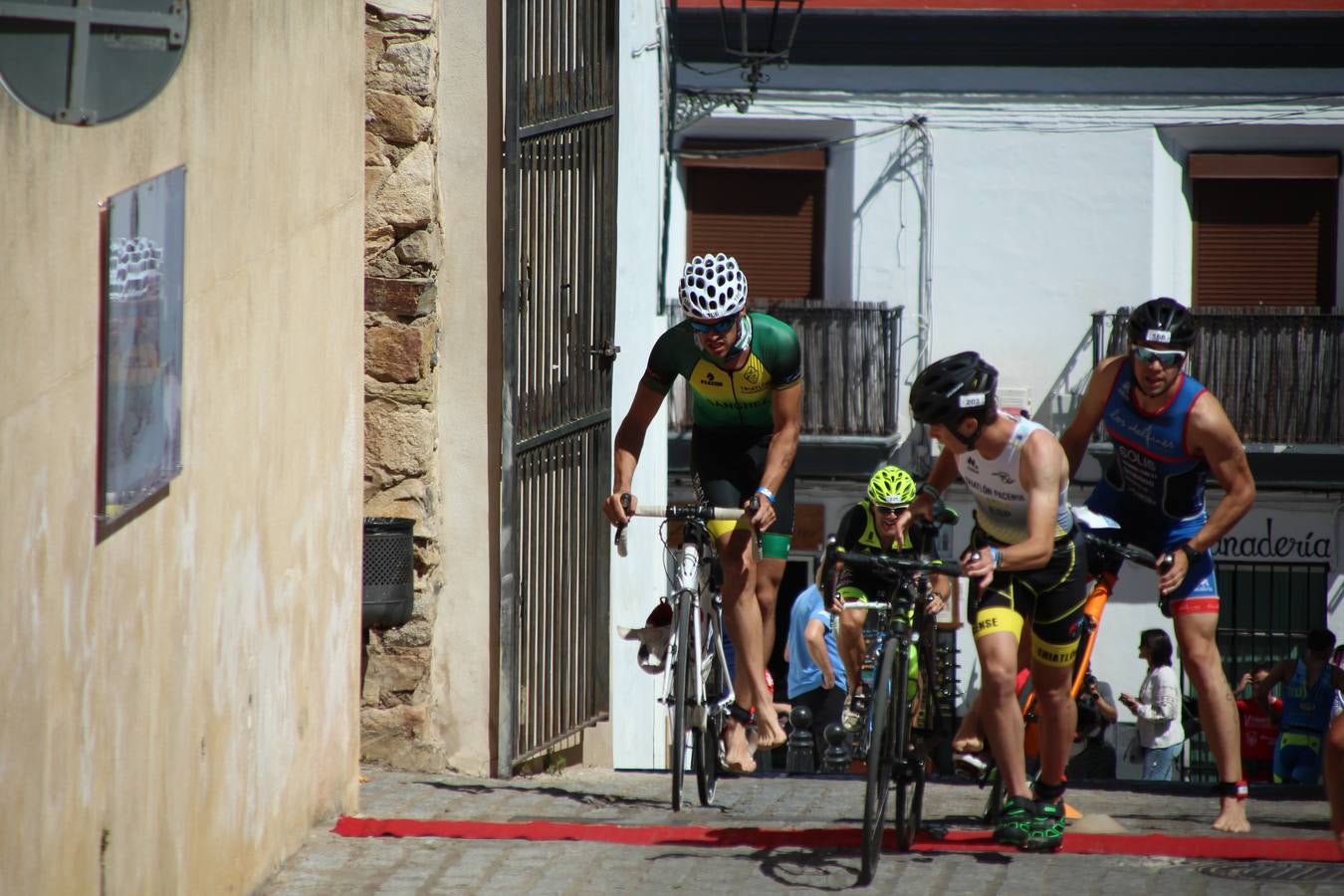 Jerez de los Caballeros ha celebrado, esta mañana, una nueva edición del Triatlón 'Ciudad del Temple'. Una prueba deportiva que, año tras año, se consolida como una de las principales del municipio y que ha reunido a 110 participantes. David Puertas Tenorio y María Remedios Mendoza Bravo han sido los vencedores de la clasificación general.