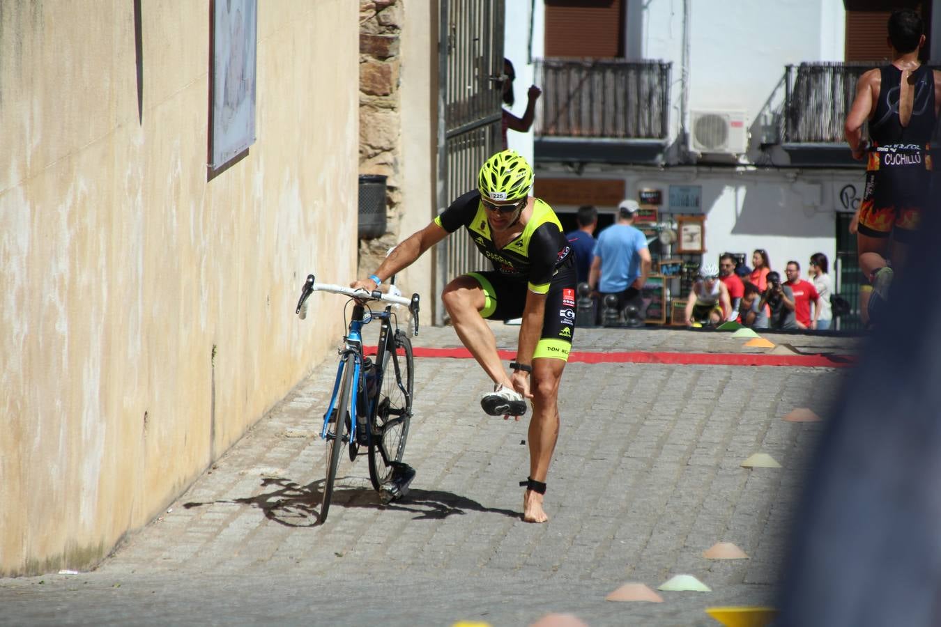 Jerez de los Caballeros ha celebrado, esta mañana, una nueva edición del Triatlón 'Ciudad del Temple'. Una prueba deportiva que, año tras año, se consolida como una de las principales del municipio y que ha reunido a 110 participantes. David Puertas Tenorio y María Remedios Mendoza Bravo han sido los vencedores de la clasificación general.