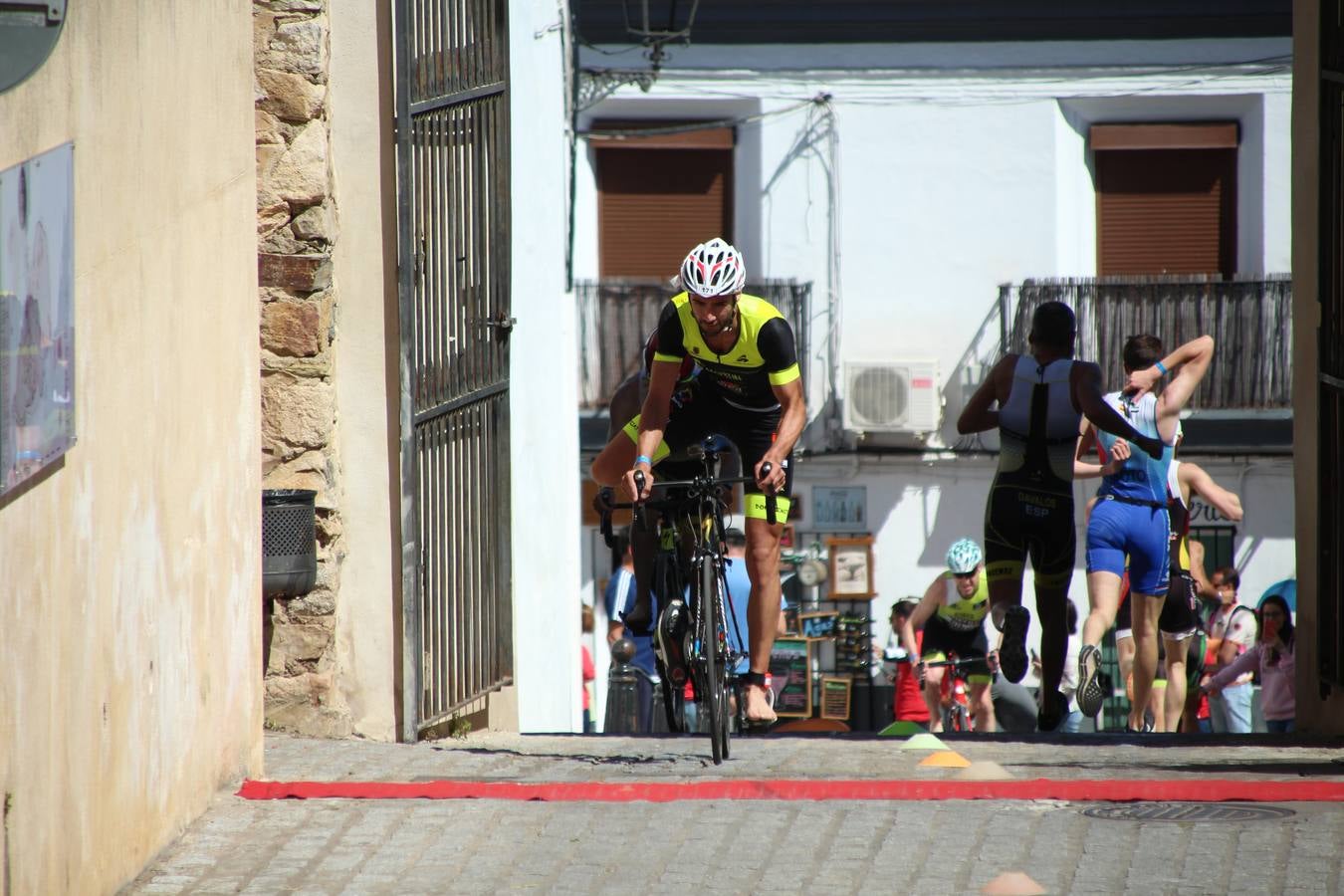 Jerez de los Caballeros ha celebrado, esta mañana, una nueva edición del Triatlón 'Ciudad del Temple'. Una prueba deportiva que, año tras año, se consolida como una de las principales del municipio y que ha reunido a 110 participantes. David Puertas Tenorio y María Remedios Mendoza Bravo han sido los vencedores de la clasificación general.