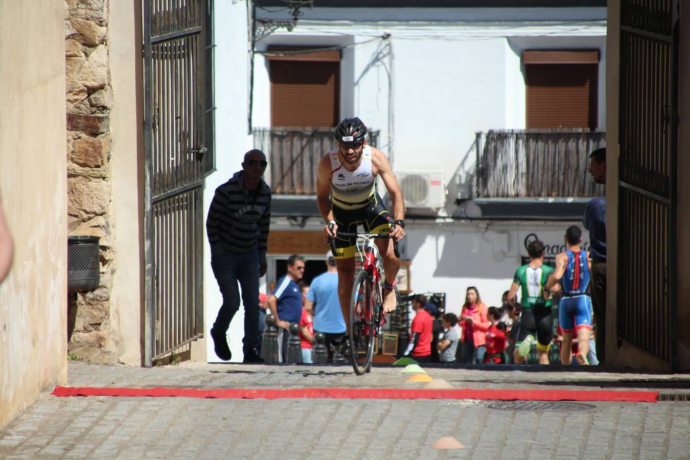 Jerez de los Caballeros ha celebrado, esta mañana, una nueva edición del Triatlón 'Ciudad del Temple'. Una prueba deportiva que, año tras año, se consolida como una de las principales del municipio y que ha reunido a 110 participantes. David Puertas Tenorio y María Remedios Mendoza Bravo han sido los vencedores de la clasificación general.