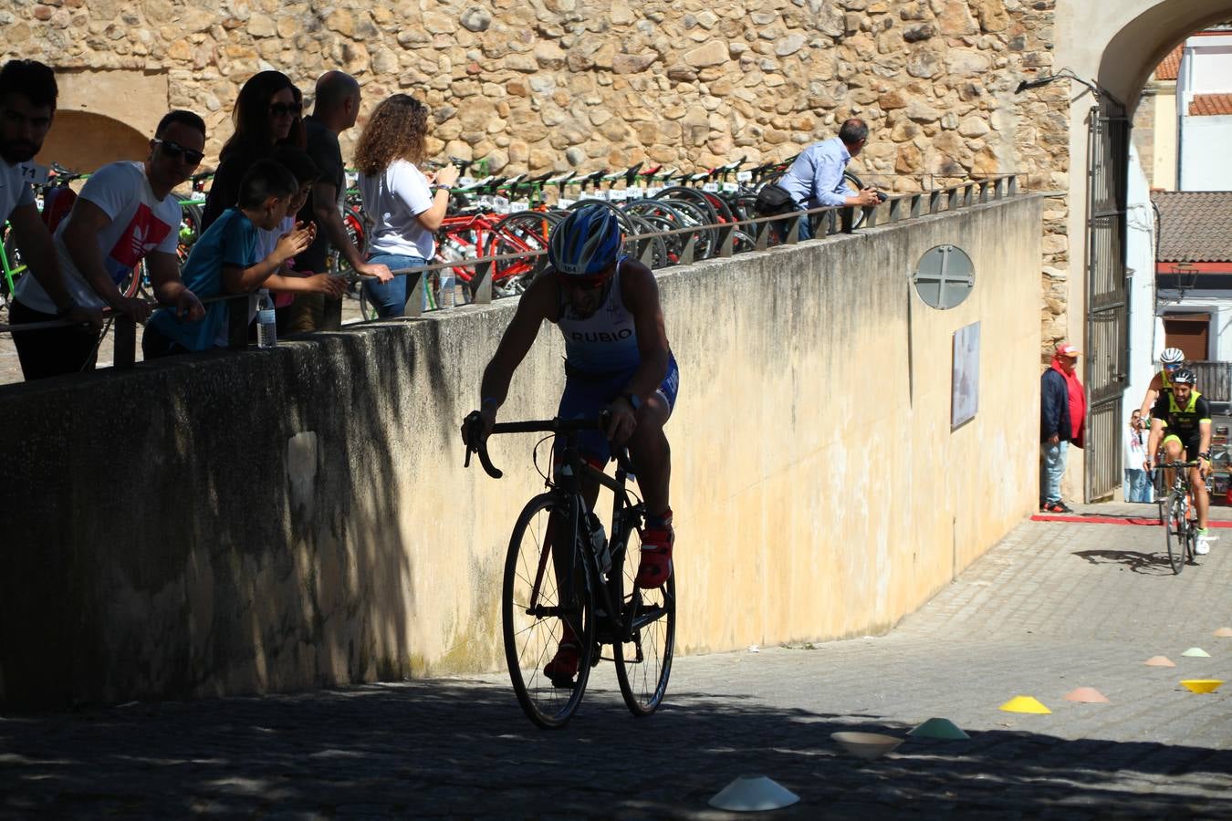 Jerez de los Caballeros ha celebrado, esta mañana, una nueva edición del Triatlón 'Ciudad del Temple'. Una prueba deportiva que, año tras año, se consolida como una de las principales del municipio y que ha reunido a 110 participantes. David Puertas Tenorio y María Remedios Mendoza Bravo han sido los vencedores de la clasificación general.