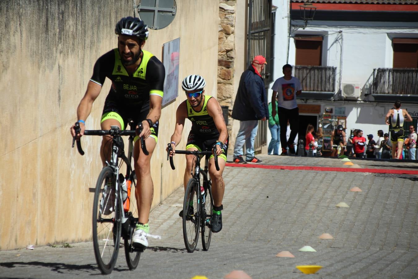 Jerez de los Caballeros ha celebrado, esta mañana, una nueva edición del Triatlón 'Ciudad del Temple'. Una prueba deportiva que, año tras año, se consolida como una de las principales del municipio y que ha reunido a 110 participantes. David Puertas Tenorio y María Remedios Mendoza Bravo han sido los vencedores de la clasificación general.