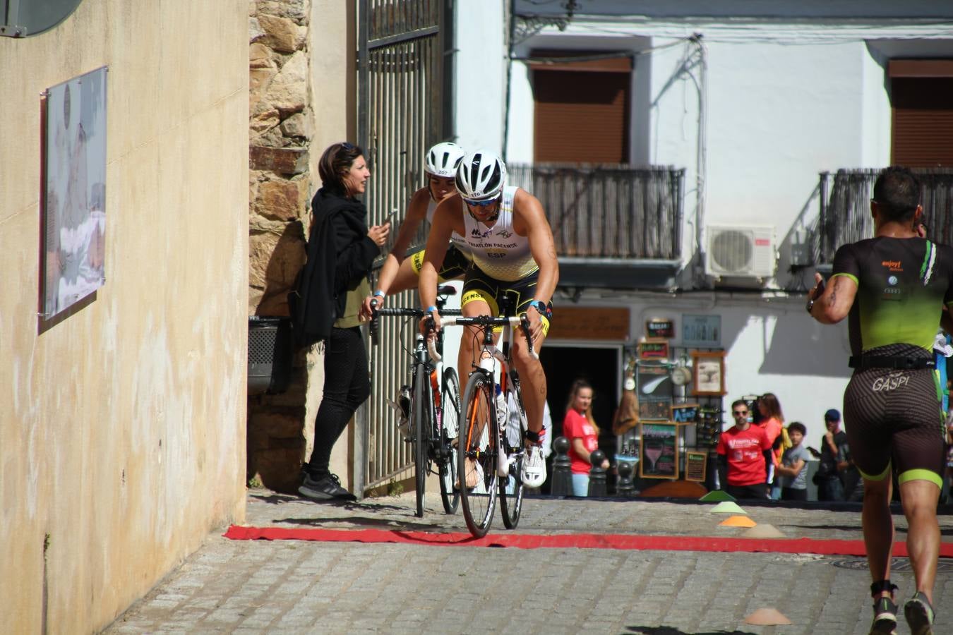 Jerez de los Caballeros ha celebrado, esta mañana, una nueva edición del Triatlón 'Ciudad del Temple'. Una prueba deportiva que, año tras año, se consolida como una de las principales del municipio y que ha reunido a 110 participantes. David Puertas Tenorio y María Remedios Mendoza Bravo han sido los vencedores de la clasificación general.
