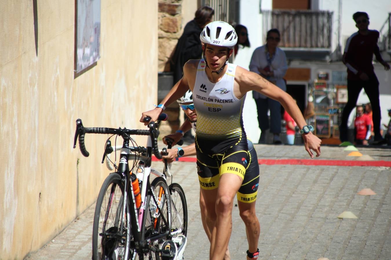 Jerez de los Caballeros ha celebrado, esta mañana, una nueva edición del Triatlón 'Ciudad del Temple'. Una prueba deportiva que, año tras año, se consolida como una de las principales del municipio y que ha reunido a 110 participantes. David Puertas Tenorio y María Remedios Mendoza Bravo han sido los vencedores de la clasificación general.