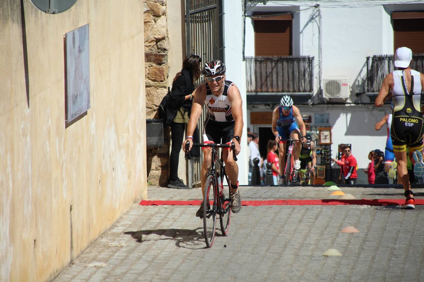 Jerez de los Caballeros ha celebrado, esta mañana, una nueva edición del Triatlón 'Ciudad del Temple'. Una prueba deportiva que, año tras año, se consolida como una de las principales del municipio y que ha reunido a 110 participantes. David Puertas Tenorio y María Remedios Mendoza Bravo han sido los vencedores de la clasificación general.