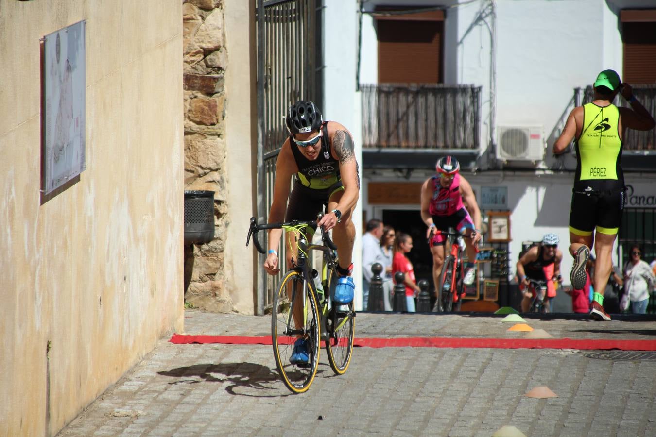 Jerez de los Caballeros ha celebrado, esta mañana, una nueva edición del Triatlón 'Ciudad del Temple'. Una prueba deportiva que, año tras año, se consolida como una de las principales del municipio y que ha reunido a 110 participantes. David Puertas Tenorio y María Remedios Mendoza Bravo han sido los vencedores de la clasificación general.