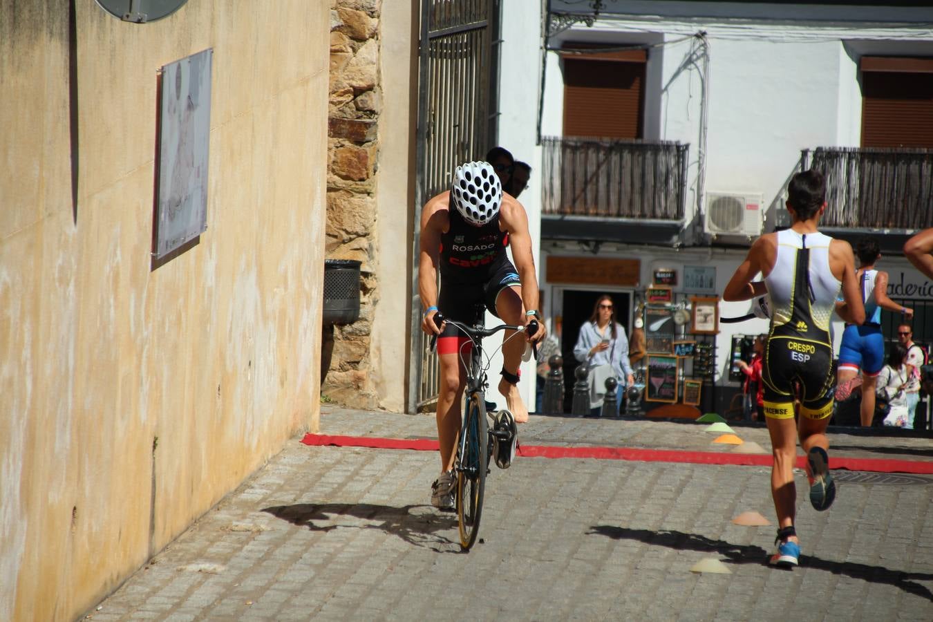 Jerez de los Caballeros ha celebrado, esta mañana, una nueva edición del Triatlón 'Ciudad del Temple'. Una prueba deportiva que, año tras año, se consolida como una de las principales del municipio y que ha reunido a 110 participantes. David Puertas Tenorio y María Remedios Mendoza Bravo han sido los vencedores de la clasificación general.