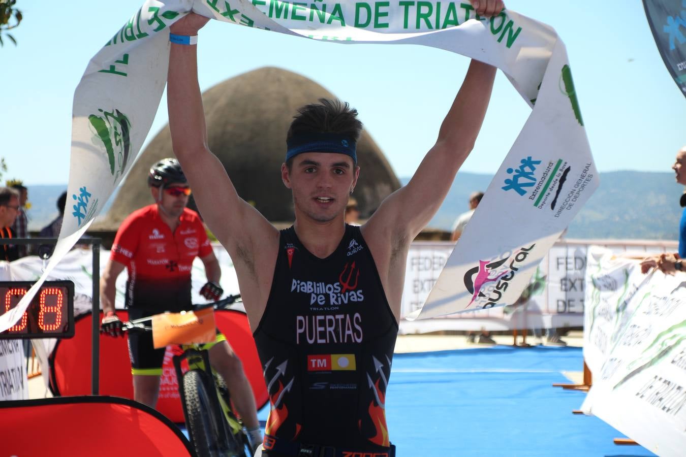 Jerez de los Caballeros ha celebrado, esta mañana, una nueva edición del Triatlón 'Ciudad del Temple'. Una prueba deportiva que, año tras año, se consolida como una de las principales del municipio y que ha reunido a 110 participantes. David Puertas Tenorio y María Remedios Mendoza Bravo han sido los vencedores de la clasificación general.