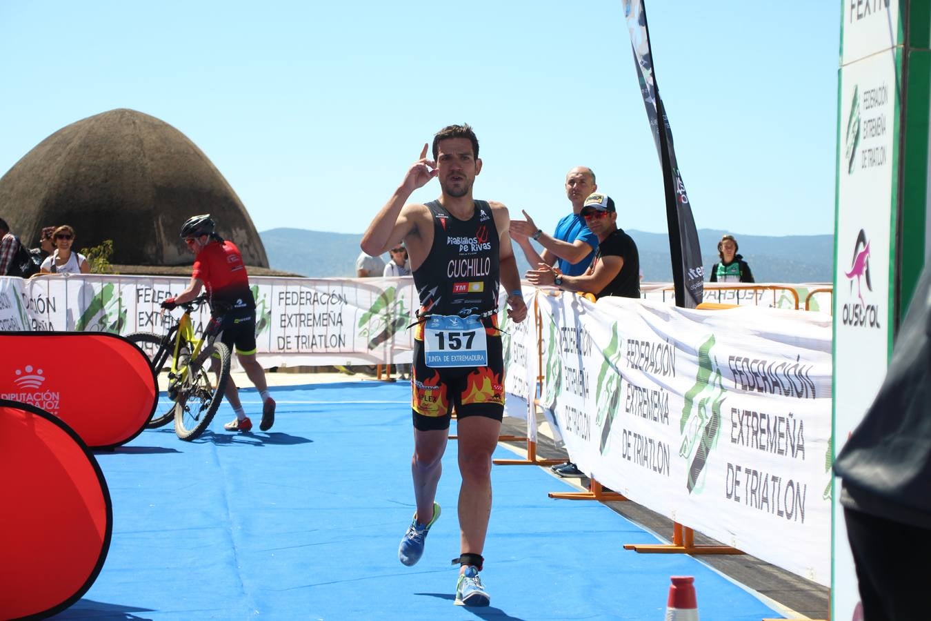 Jerez de los Caballeros ha celebrado, esta mañana, una nueva edición del Triatlón 'Ciudad del Temple'. Una prueba deportiva que, año tras año, se consolida como una de las principales del municipio y que ha reunido a 110 participantes. David Puertas Tenorio y María Remedios Mendoza Bravo han sido los vencedores de la clasificación general.