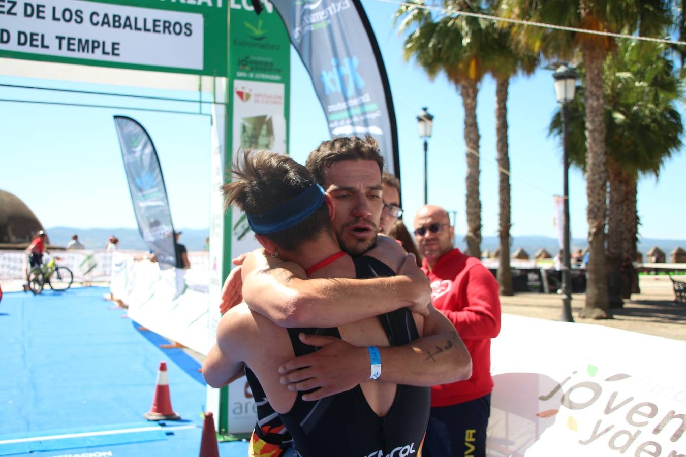 Jerez de los Caballeros ha celebrado, esta mañana, una nueva edición del Triatlón 'Ciudad del Temple'. Una prueba deportiva que, año tras año, se consolida como una de las principales del municipio y que ha reunido a 110 participantes. David Puertas Tenorio y María Remedios Mendoza Bravo han sido los vencedores de la clasificación general.