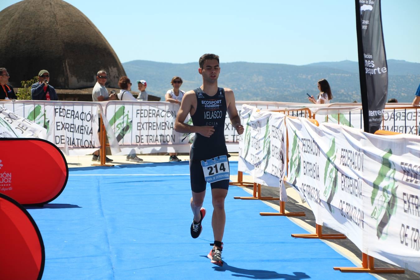 Jerez de los Caballeros ha celebrado, esta mañana, una nueva edición del Triatlón 'Ciudad del Temple'. Una prueba deportiva que, año tras año, se consolida como una de las principales del municipio y que ha reunido a 110 participantes. David Puertas Tenorio y María Remedios Mendoza Bravo han sido los vencedores de la clasificación general.