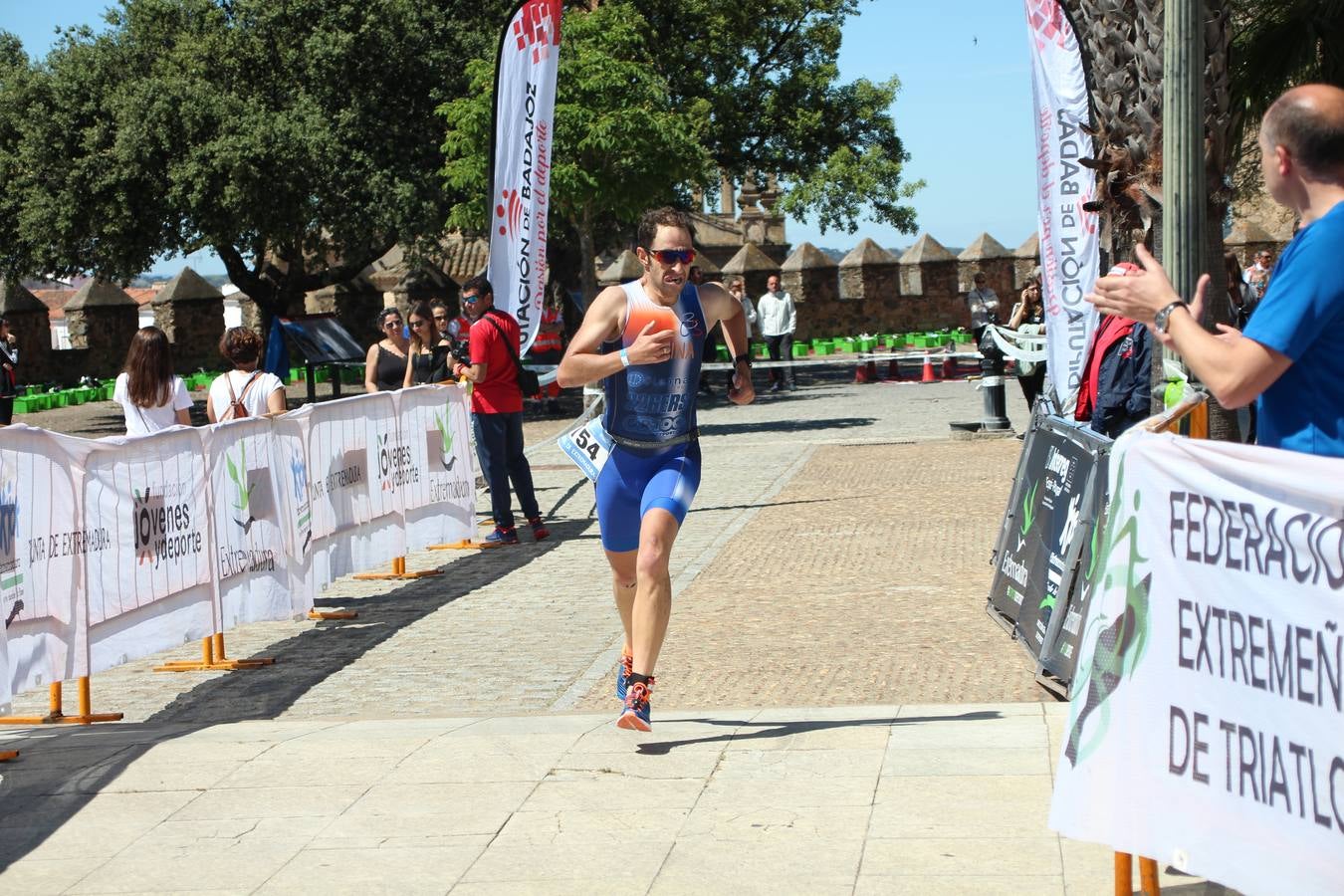 Jerez de los Caballeros ha celebrado, esta mañana, una nueva edición del Triatlón 'Ciudad del Temple'. Una prueba deportiva que, año tras año, se consolida como una de las principales del municipio y que ha reunido a 110 participantes. David Puertas Tenorio y María Remedios Mendoza Bravo han sido los vencedores de la clasificación general.