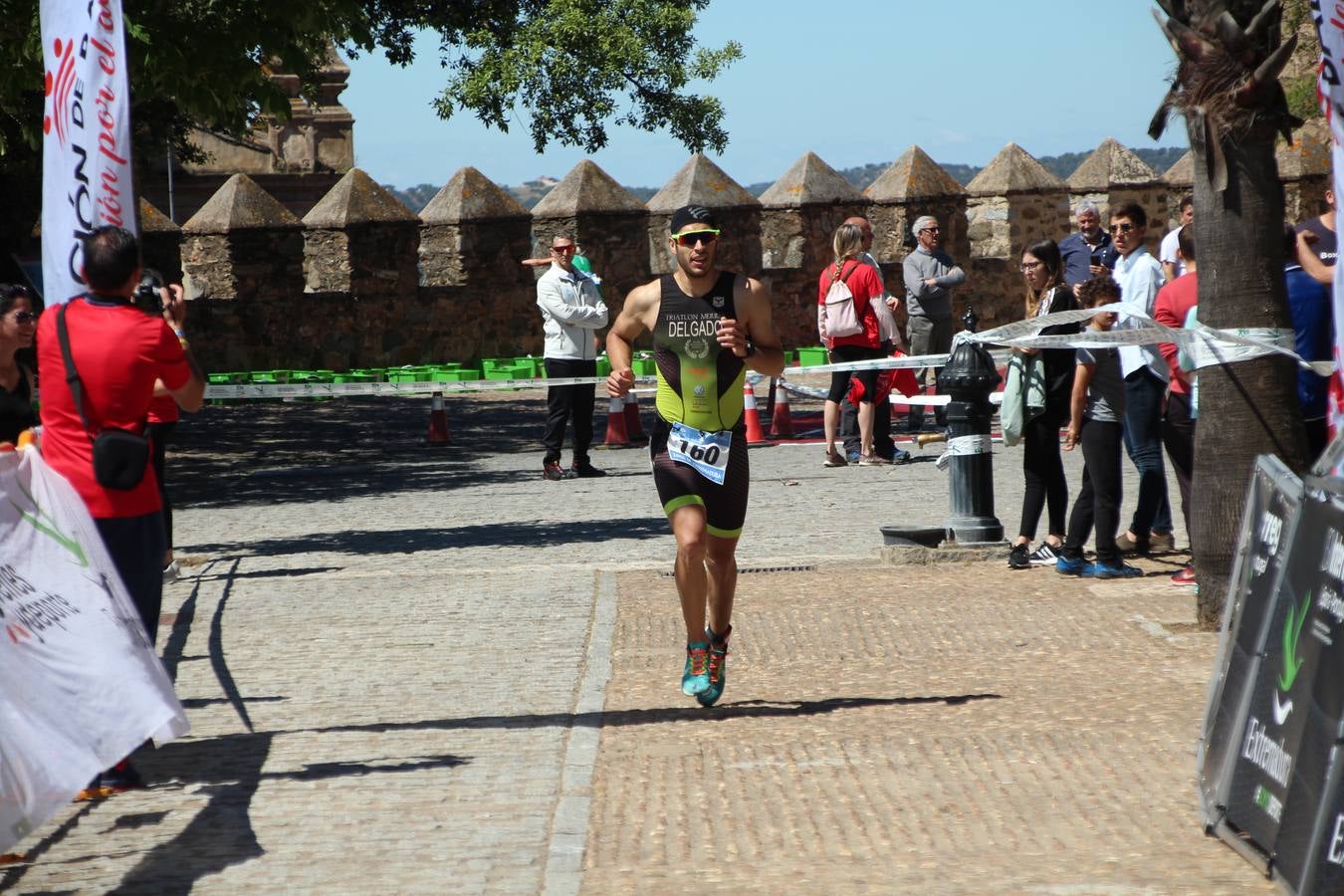 Jerez de los Caballeros ha celebrado, esta mañana, una nueva edición del Triatlón 'Ciudad del Temple'. Una prueba deportiva que, año tras año, se consolida como una de las principales del municipio y que ha reunido a 110 participantes. David Puertas Tenorio y María Remedios Mendoza Bravo han sido los vencedores de la clasificación general.