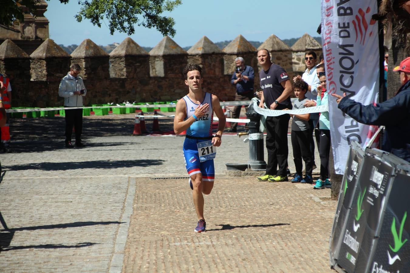 Jerez de los Caballeros ha celebrado, esta mañana, una nueva edición del Triatlón 'Ciudad del Temple'. Una prueba deportiva que, año tras año, se consolida como una de las principales del municipio y que ha reunido a 110 participantes. David Puertas Tenorio y María Remedios Mendoza Bravo han sido los vencedores de la clasificación general.