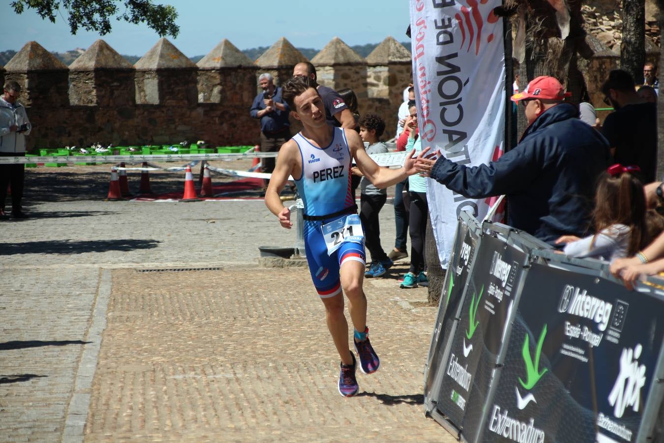 Jerez de los Caballeros ha celebrado, esta mañana, una nueva edición del Triatlón 'Ciudad del Temple'. Una prueba deportiva que, año tras año, se consolida como una de las principales del municipio y que ha reunido a 110 participantes. David Puertas Tenorio y María Remedios Mendoza Bravo han sido los vencedores de la clasificación general.