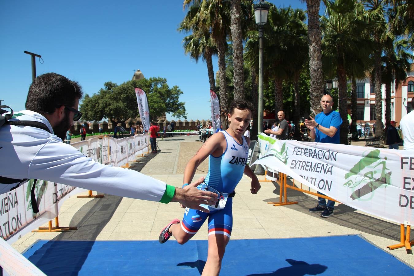 Jerez de los Caballeros ha celebrado, esta mañana, una nueva edición del Triatlón 'Ciudad del Temple'. Una prueba deportiva que, año tras año, se consolida como una de las principales del municipio y que ha reunido a 110 participantes. David Puertas Tenorio y María Remedios Mendoza Bravo han sido los vencedores de la clasificación general.