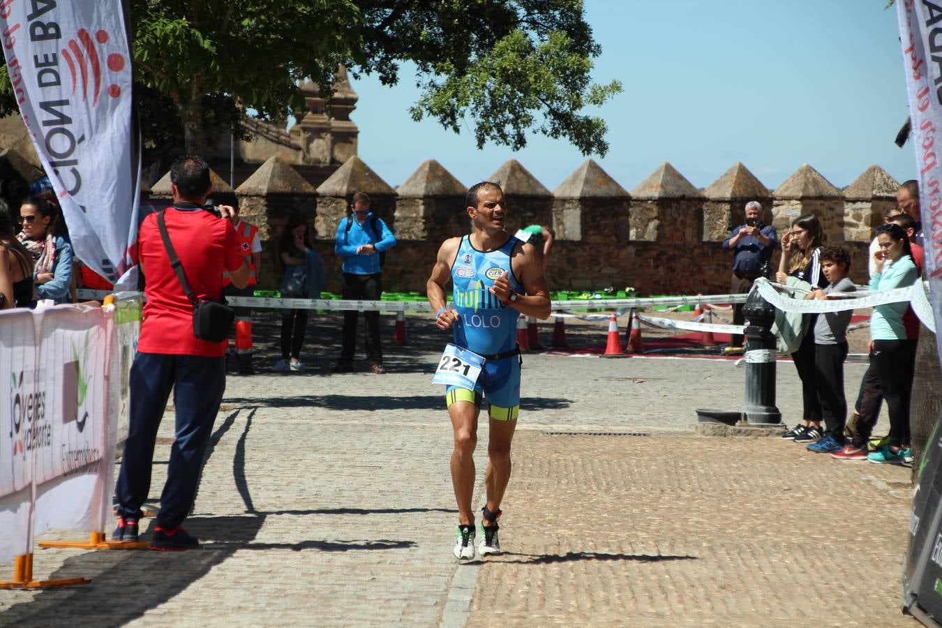 Jerez de los Caballeros ha celebrado, esta mañana, una nueva edición del Triatlón 'Ciudad del Temple'. Una prueba deportiva que, año tras año, se consolida como una de las principales del municipio y que ha reunido a 110 participantes. David Puertas Tenorio y María Remedios Mendoza Bravo han sido los vencedores de la clasificación general.