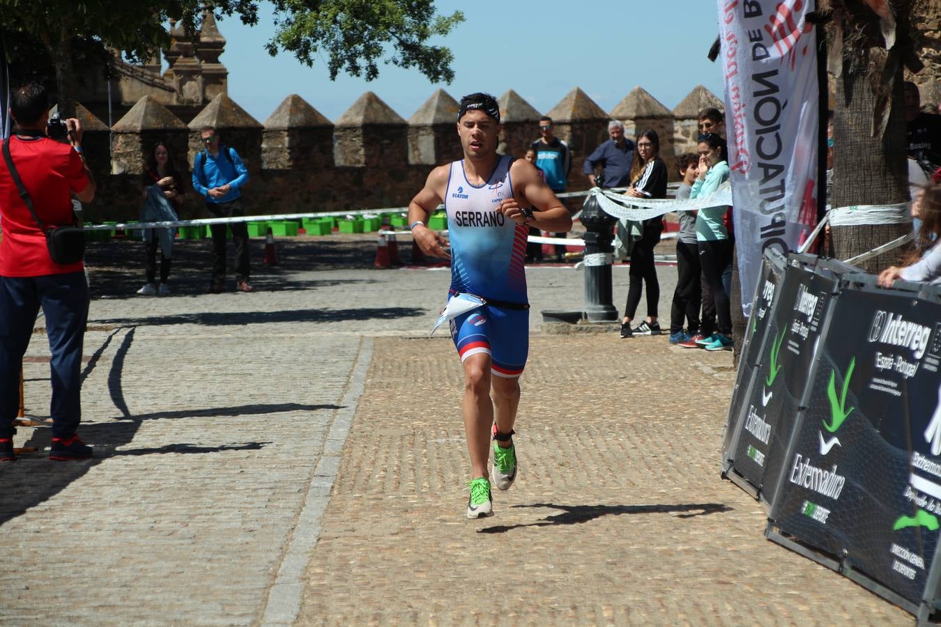 Jerez de los Caballeros ha celebrado, esta mañana, una nueva edición del Triatlón 'Ciudad del Temple'. Una prueba deportiva que, año tras año, se consolida como una de las principales del municipio y que ha reunido a 110 participantes. David Puertas Tenorio y María Remedios Mendoza Bravo han sido los vencedores de la clasificación general.