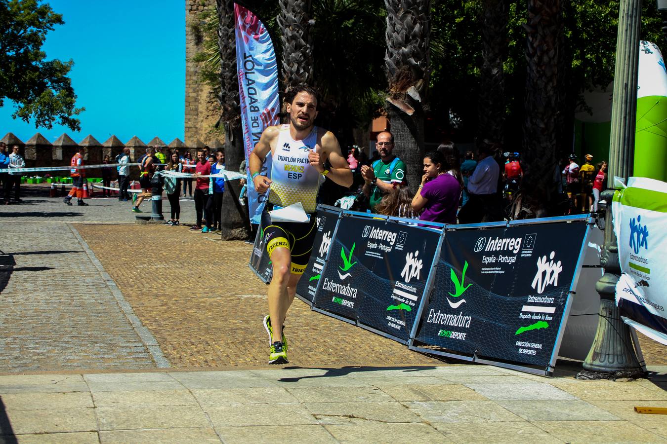 Jerez de los Caballeros ha celebrado, esta mañana, una nueva edición del Triatlón 'Ciudad del Temple'. Una prueba deportiva que, año tras año, se consolida como una de las principales del municipio y que ha reunido a 110 participantes. David Puertas Tenorio y María Remedios Mendoza Bravo han sido los vencedores de la clasificación general.