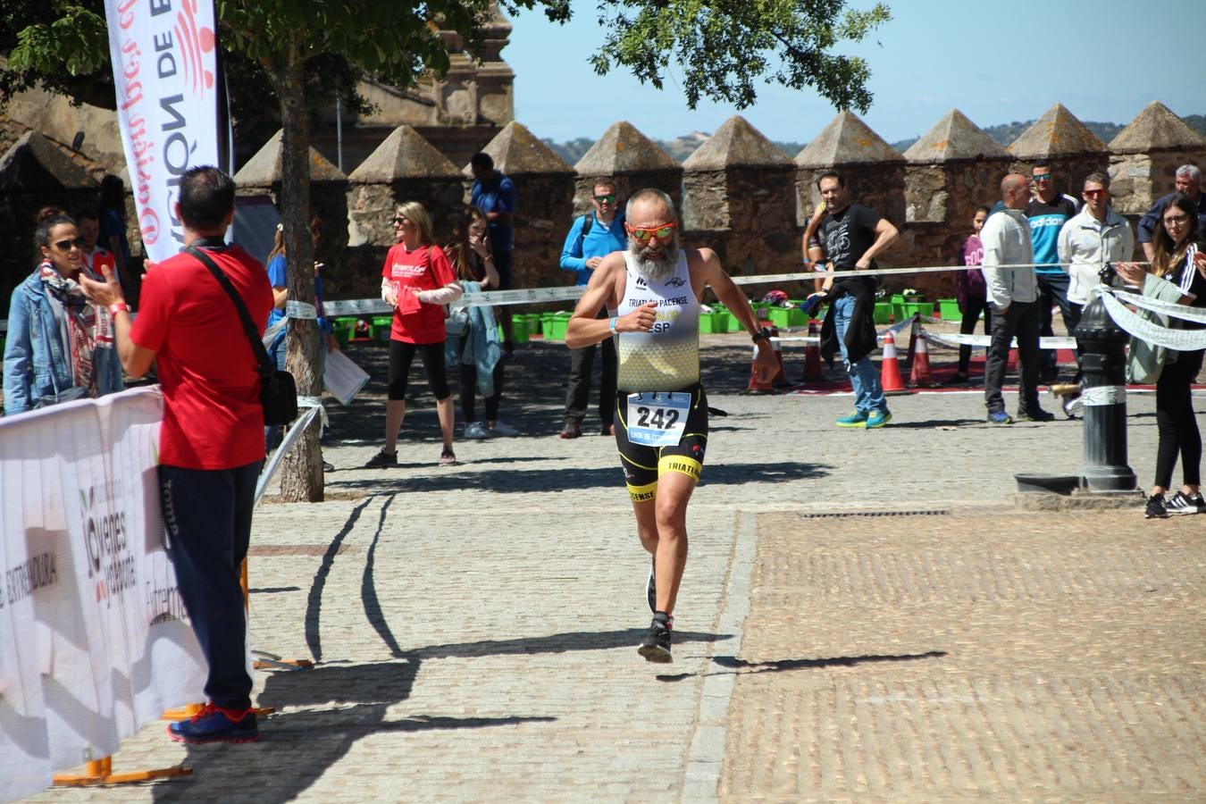Jerez de los Caballeros ha celebrado, esta mañana, una nueva edición del Triatlón 'Ciudad del Temple'. Una prueba deportiva que, año tras año, se consolida como una de las principales del municipio y que ha reunido a 110 participantes. David Puertas Tenorio y María Remedios Mendoza Bravo han sido los vencedores de la clasificación general.