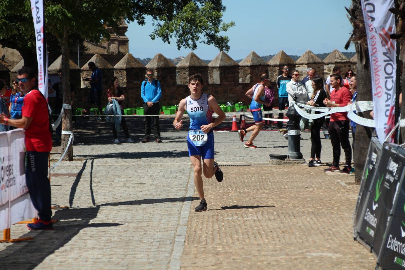 Jerez de los Caballeros ha celebrado, esta mañana, una nueva edición del Triatlón 'Ciudad del Temple'. Una prueba deportiva que, año tras año, se consolida como una de las principales del municipio y que ha reunido a 110 participantes. David Puertas Tenorio y María Remedios Mendoza Bravo han sido los vencedores de la clasificación general.