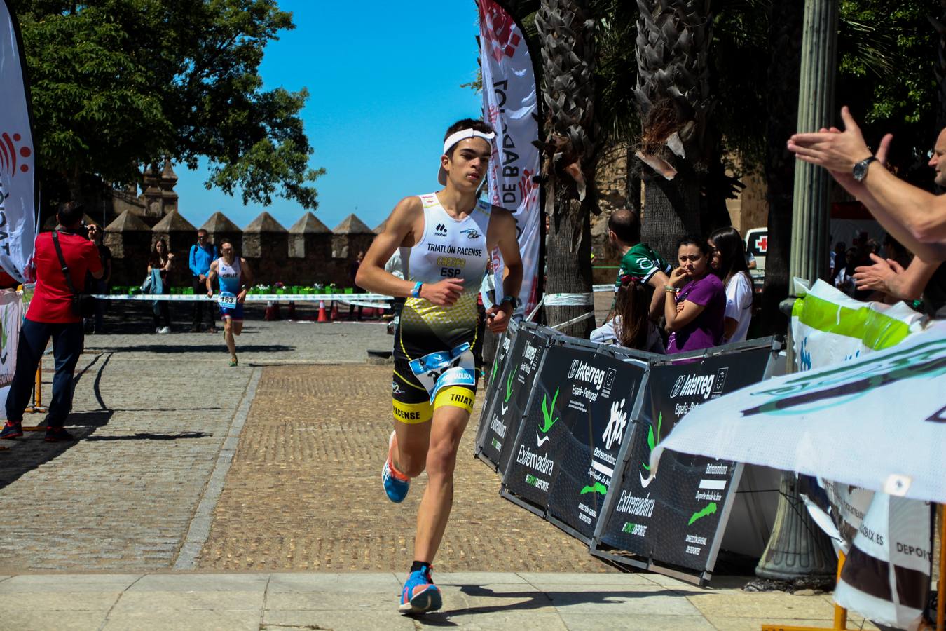 Jerez de los Caballeros ha celebrado, esta mañana, una nueva edición del Triatlón 'Ciudad del Temple'. Una prueba deportiva que, año tras año, se consolida como una de las principales del municipio y que ha reunido a 110 participantes. David Puertas Tenorio y María Remedios Mendoza Bravo han sido los vencedores de la clasificación general.