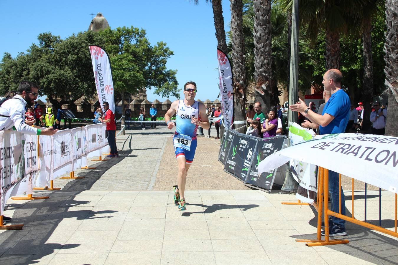 Jerez de los Caballeros ha celebrado, esta mañana, una nueva edición del Triatlón 'Ciudad del Temple'. Una prueba deportiva que, año tras año, se consolida como una de las principales del municipio y que ha reunido a 110 participantes. David Puertas Tenorio y María Remedios Mendoza Bravo han sido los vencedores de la clasificación general.