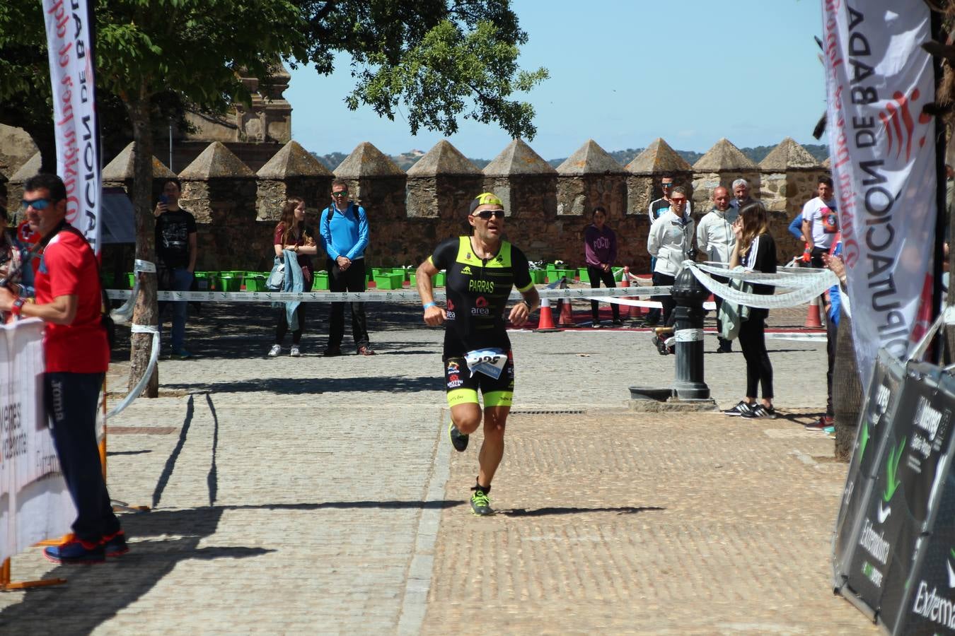 Jerez de los Caballeros ha celebrado, esta mañana, una nueva edición del Triatlón 'Ciudad del Temple'. Una prueba deportiva que, año tras año, se consolida como una de las principales del municipio y que ha reunido a 110 participantes. David Puertas Tenorio y María Remedios Mendoza Bravo han sido los vencedores de la clasificación general.